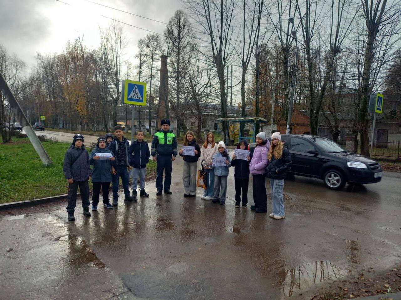 ЗАСВЕТИСЬ. Сотрудники Госавтоинспекции Рыбновского района провели профилактическую акцию «Дом-школа-дом» с раздачей информационных памяток