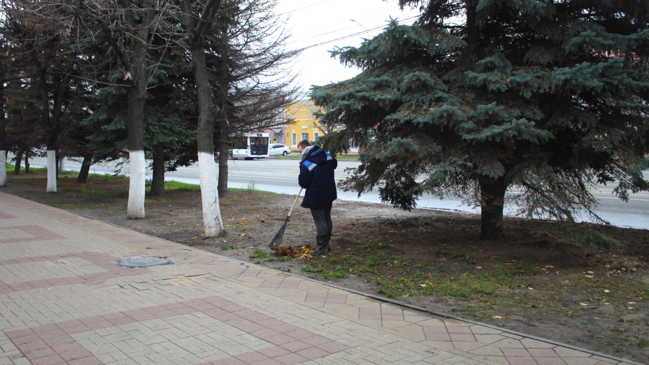 Днем 31 октября комплексные работы по благоустройству территорий выполняли на улицах Циолковского, Семашко, Первомайский проспект, Сенная, Нахимова