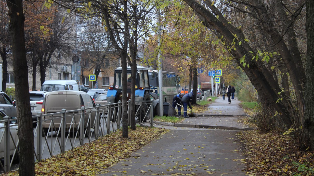 Днем 31 октября комплексные работы по благоустройству территорий выполняли на улицах Циолковского, Семашко, Первомайский проспект, Сенная, Нахимова Днем 31 октября комплексные работы по благоустройству территорий выполняли на улицах Циолковского, Семашко, Первомайский проспект, Сенная, Нахимова