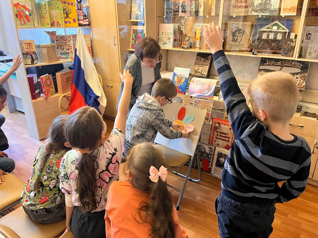 В преддверии государственного праздника в «Музее рукописной книги» Рязанского Дворца детского творчества для обучающихся состоялось познавательное мероприятие, приуроченное ко Дню народного единства В преддверии государственного праздника в «Музее рукописной книги» Рязанского Дворца детского творчества для обучающихся состоялось познавательное мероприятие, приуроченное ко Дню народного единства