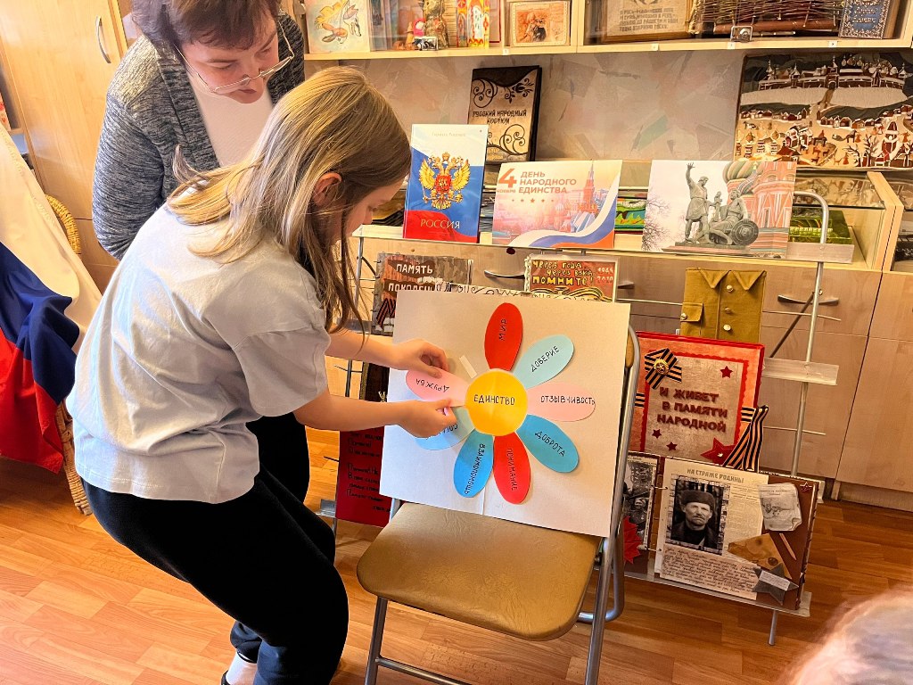 В преддверии государственного праздника в «Музее рукописной книги» Рязанского Дворца детского творчества для обучающихся состоялось познавательное мероприятие, приуроченное ко Дню народного единства В преддверии государственного праздника в «Музее рукописной книги» Рязанского Дворца детского творчества для обучающихся состоялось познавательное мероприятие, приуроченное ко Дню народного единства