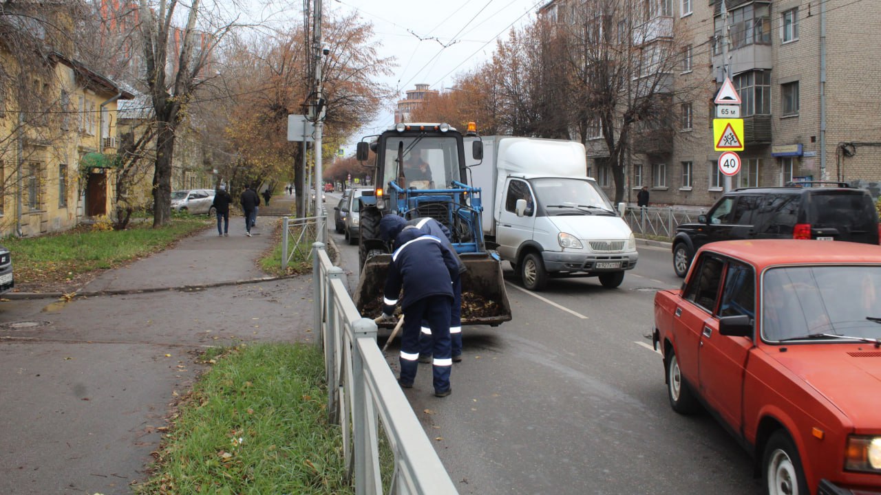 Днем 31 октября комплексные работы по благоустройству территорий выполняли на улицах Циолковского, Семашко, Первомайский проспект, Сенная, Нахимова Днем 31 октября комплексные работы по благоустройству территорий выполняли на улицах Циолковского, Семашко, Первомайский проспект, Сенная, Нахимова
