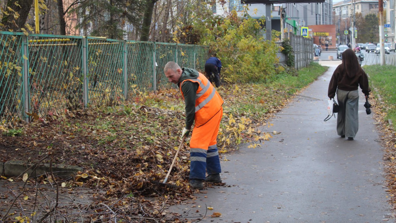 Днем 31 октября комплексные работы по благоустройству территорий выполняли на улицах Циолковского, Семашко, Первомайский проспект, Сенная, Нахимова Днем 31 октября комплексные работы по благоустройству территорий выполняли на улицах Циолковского, Семашко, Первомайский проспект, Сенная, Нахимова