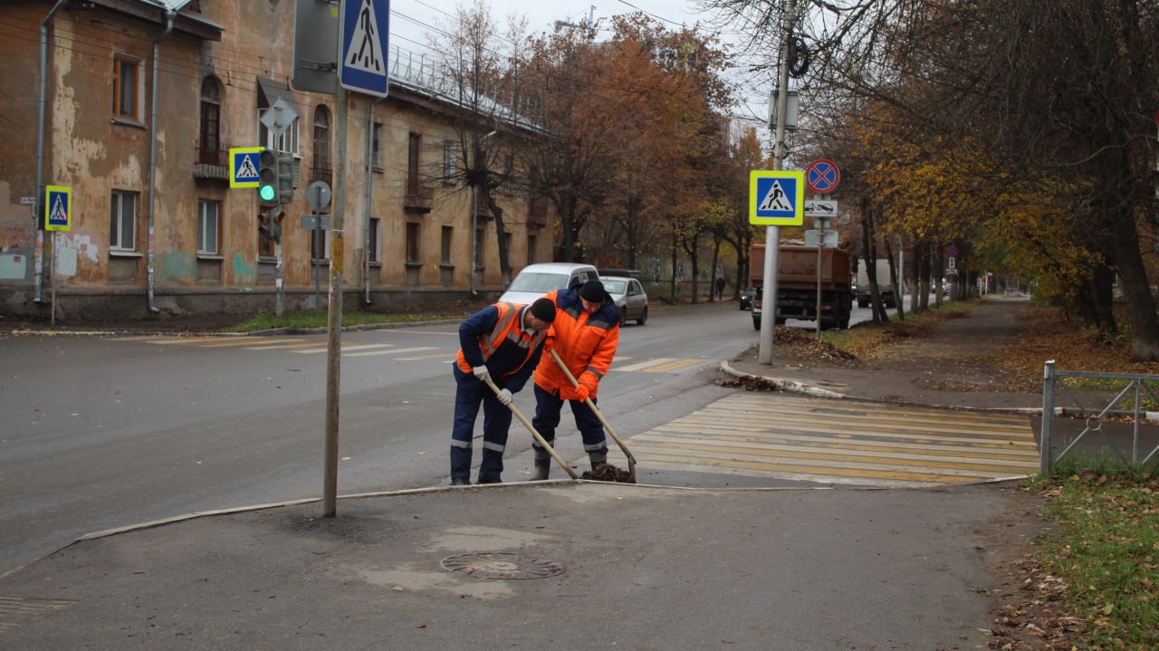 Днем 31 октября комплексные работы по благоустройству территорий выполняли на улицах Циолковского, Семашко, Первомайский проспект, Сенная, Нахимова Днем 31 октября комплексные работы по благоустройству территорий выполняли на улицах Циолковского, Семашко, Первомайский проспект, Сенная, Нахимова
