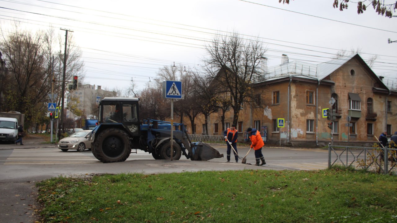 Днем 31 октября комплексные работы по благоустройству территорий выполняли на улицах Циолковского, Семашко, Первомайский проспект, Сенная, Нахимова Днем 31 октября комплексные работы по благоустройству территорий выполняли на улицах Циолковского, Семашко, Первомайский проспект, Сенная, Нахимова