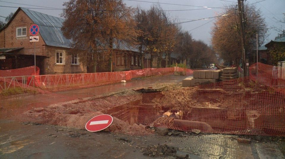 Движение по улице Есенина закрыли на две недели