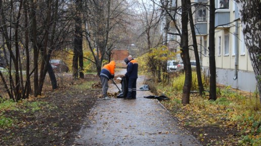 Днем 1 ноября силами ДБГ комплексные работы по уборке и благоустройству территорий выполнялись на улицах Связи, Халтурина, Рязанская