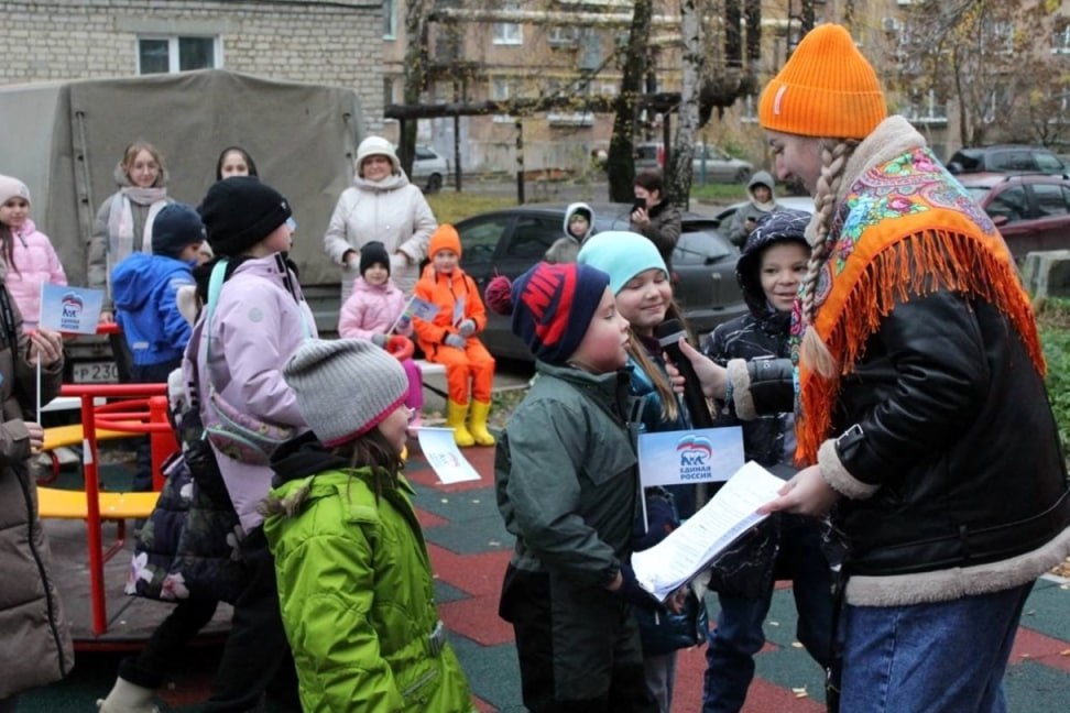 Во дворе дома №33 в поселке Мехзавода прошел праздник, в рамках которого состоялось торжественное открытие новой детской площадки Во дворе дома №33 в поселке Мехзавода прошел праздник, в рамках которого состоялось торжественное открытие новой детской площадки