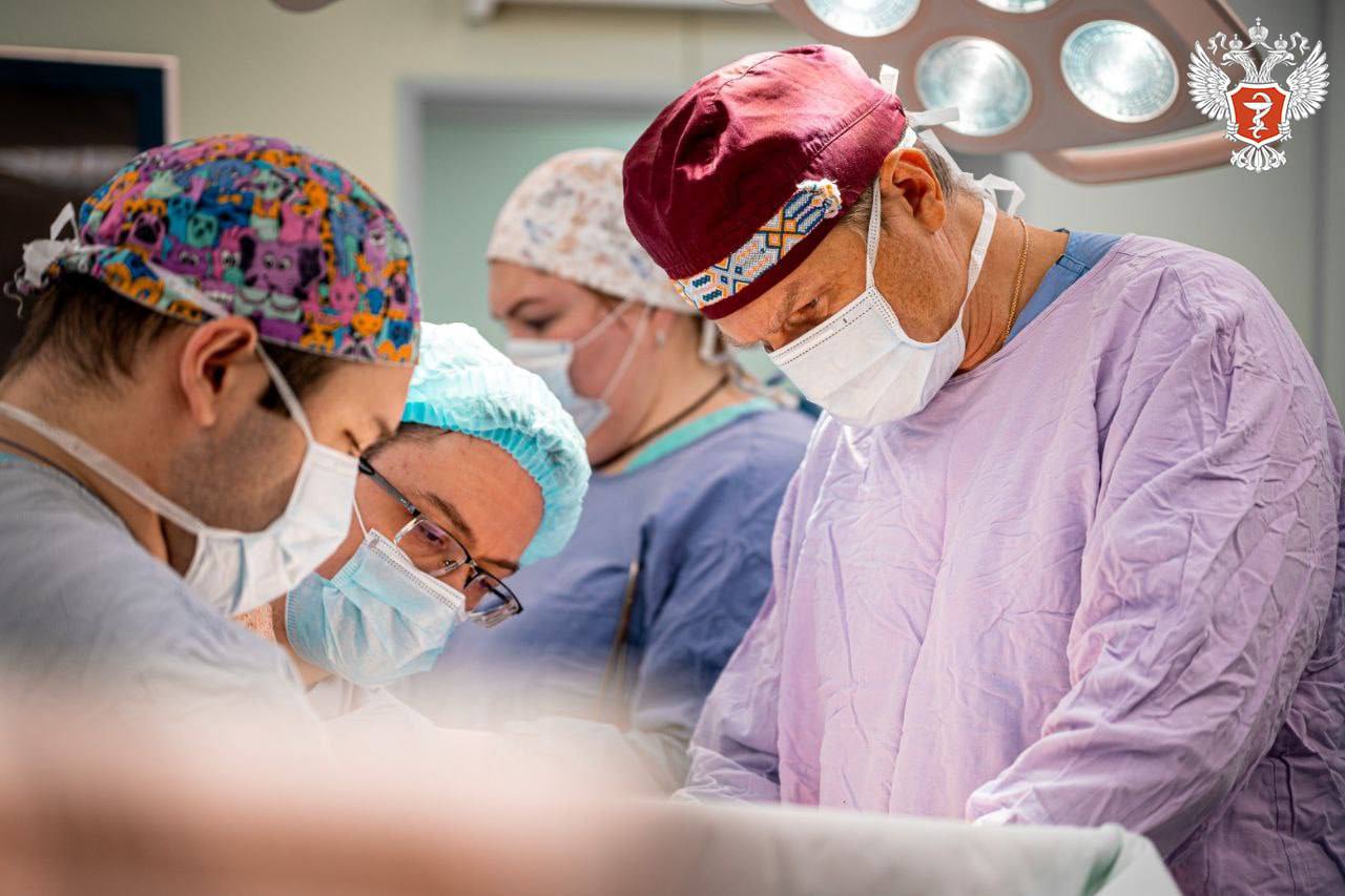 Врачи федерального центра Минздрава России провели операцию пациенту с дважды пересаженным сердцем