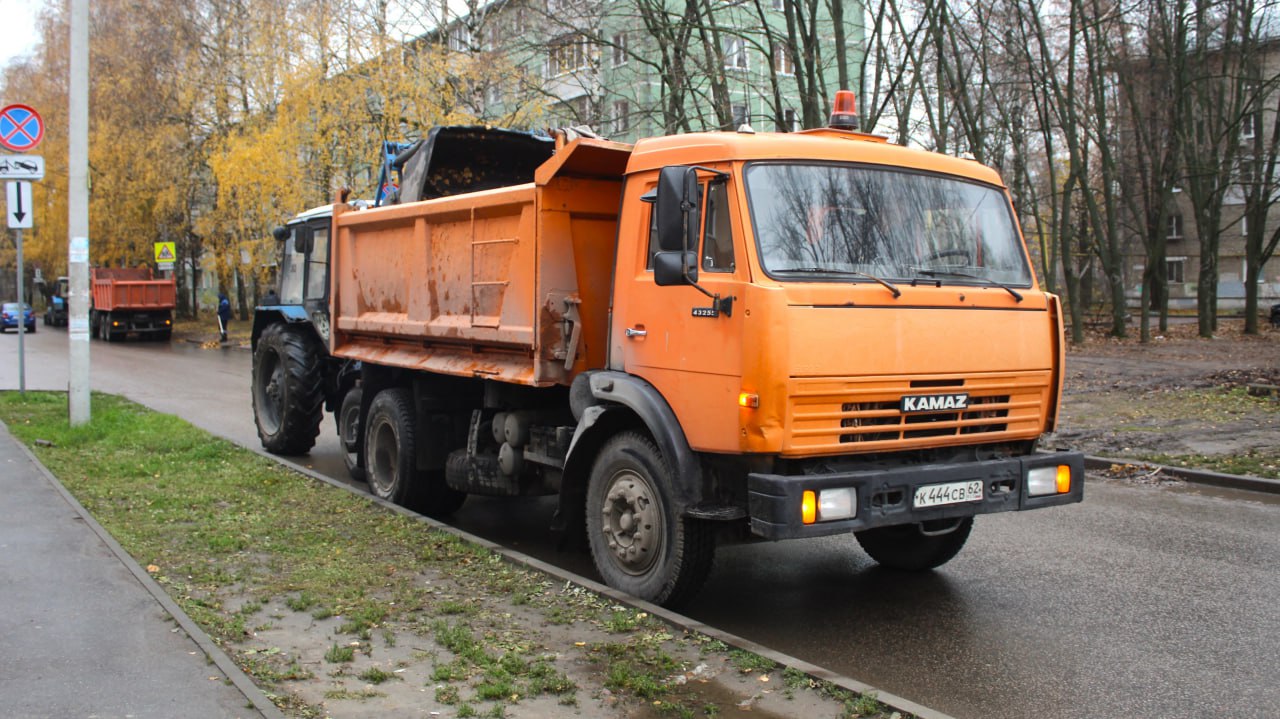 Днем 5 ноября в городе продолжаются сезонные работы по уборке и благоустройству территорий Днем 5 ноября в городе продолжаются сезонные работы по уборке и благоустройству территорий