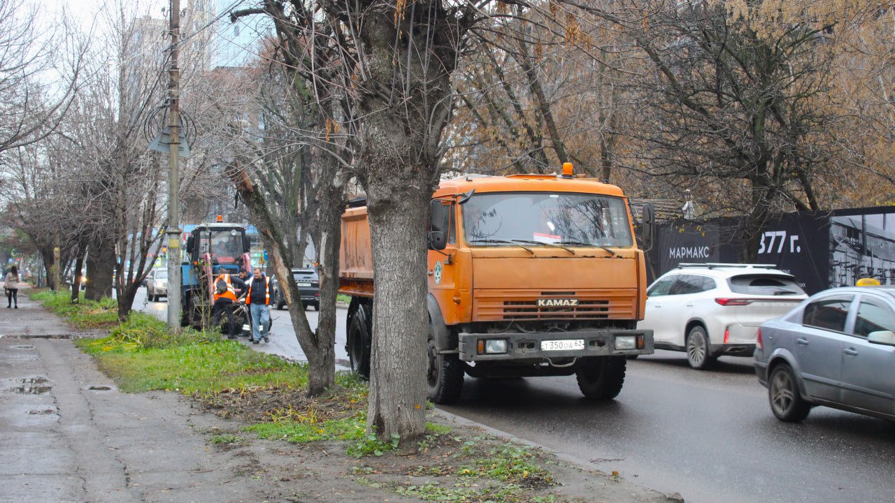 Днем 5 ноября в городе продолжаются сезонные работы по уборке и благоустройству территорий Днем 5 ноября в городе продолжаются сезонные работы по уборке и благоустройству территорий