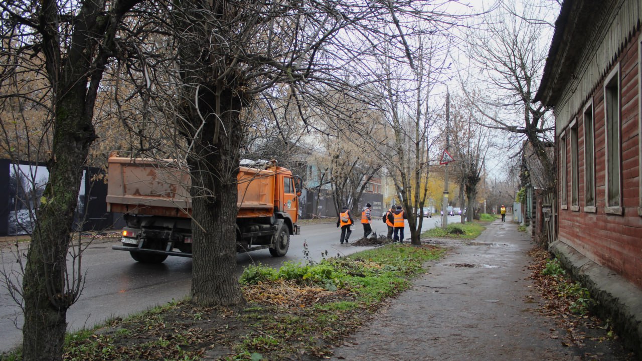 Днем 5 ноября в городе продолжаются сезонные работы по уборке и благоустройству территорий Днем 5 ноября в городе продолжаются сезонные работы по уборке и благоустройству территорий