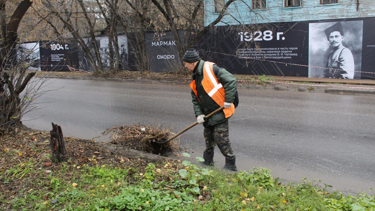 Днем 5 ноября в городе продолжаются сезонные работы по уборке и благоустройству территорий Днем 5 ноября в городе продолжаются сезонные работы по уборке и благоустройству территорий