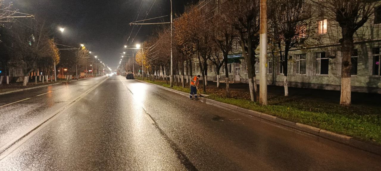 В ночь на 5 ноября коммунальная техника ДБГ работала во всех районах города, проводилась уборка дорог В ночь на 5 ноября коммунальная техника ДБГ работала во всех районах города, проводилась уборка дорог