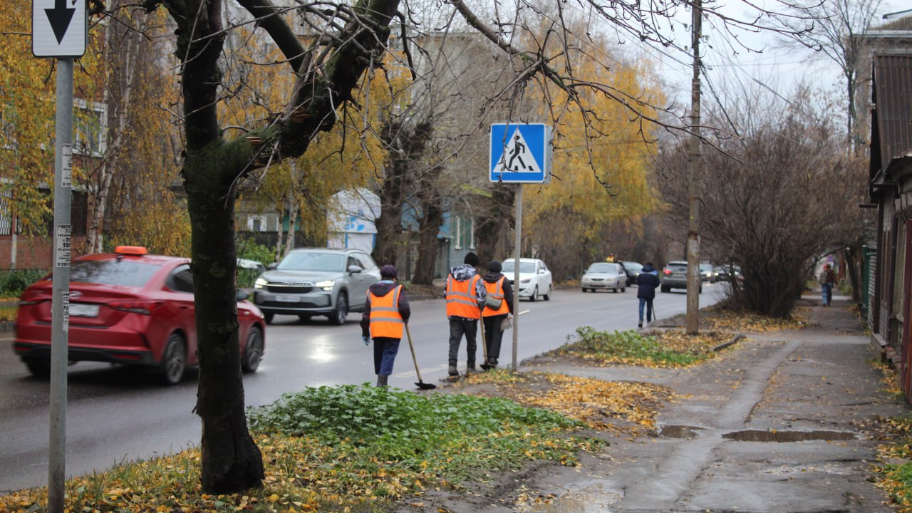 Днем 5 ноября в городе продолжаются сезонные работы по уборке и благоустройству территорий Днем 5 ноября в городе продолжаются сезонные работы по уборке и благоустройству территорий