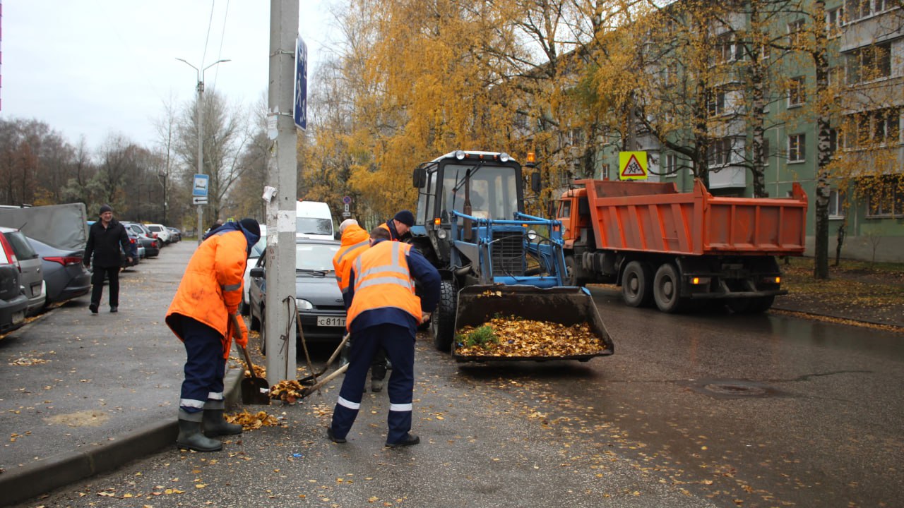 Днем 5 ноября в городе продолжаются сезонные работы по уборке и благоустройству территорий Днем 5 ноября в городе продолжаются сезонные работы по уборке и благоустройству территорий