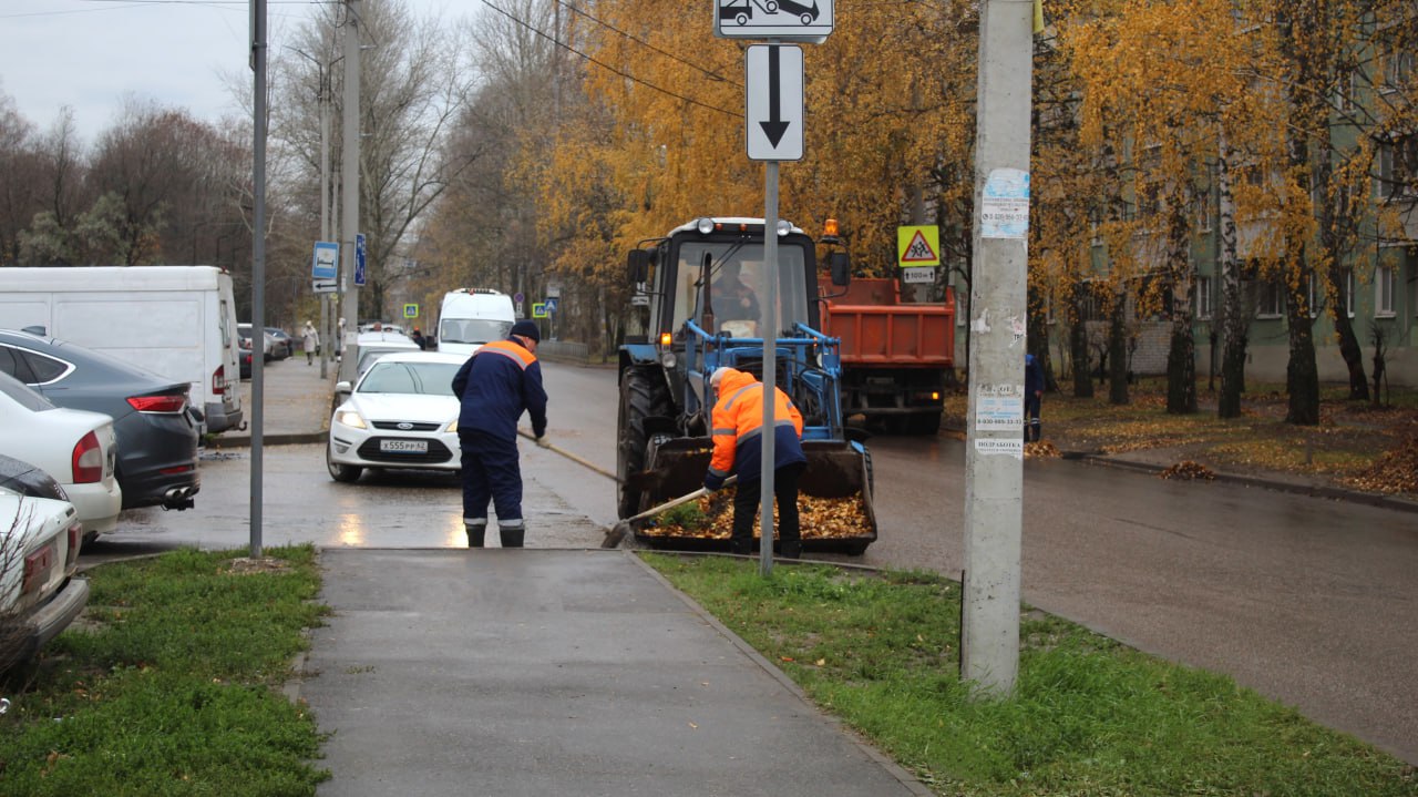 Днем 5 ноября в городе продолжаются сезонные работы по уборке и благоустройству территорий Днем 5 ноября в городе продолжаются сезонные работы по уборке и благоустройству территорий