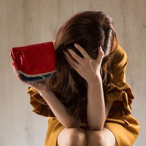 Как маленькие привычки могут разорить бюджет женщин 50+: пять неожиданных ловушек