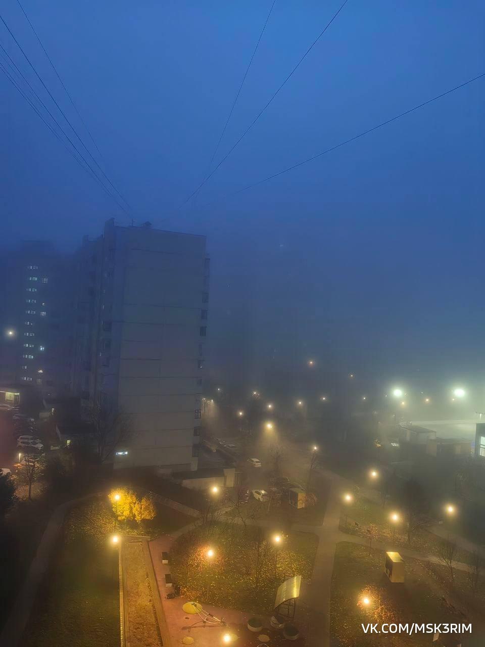 Густой туман в среду утром накрыл Москву Густой туман в среду утром накрыл Москву