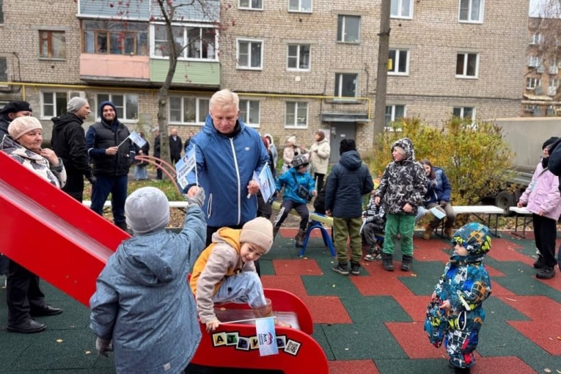 Во дворе дома №33 в поселке Мехзавода прошел праздник, в рамках которого состоялось торжественное открытие новой детской площадки