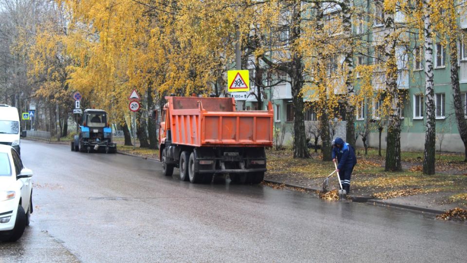 Днем 5 ноября в городе продолжаются сезонные работы по уборке и благоустройству территорий