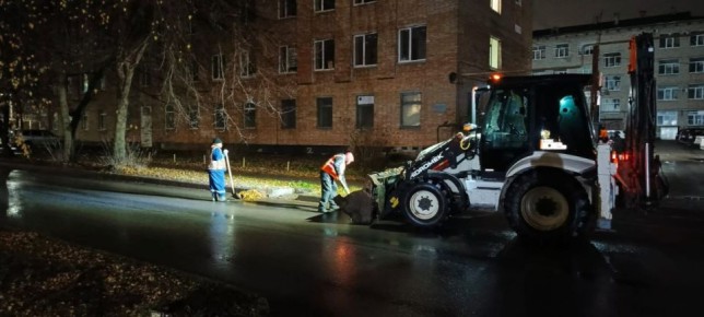 В ночь на 5 ноября коммунальная техника ДБГ работала во всех районах города, проводилась уборка дорог