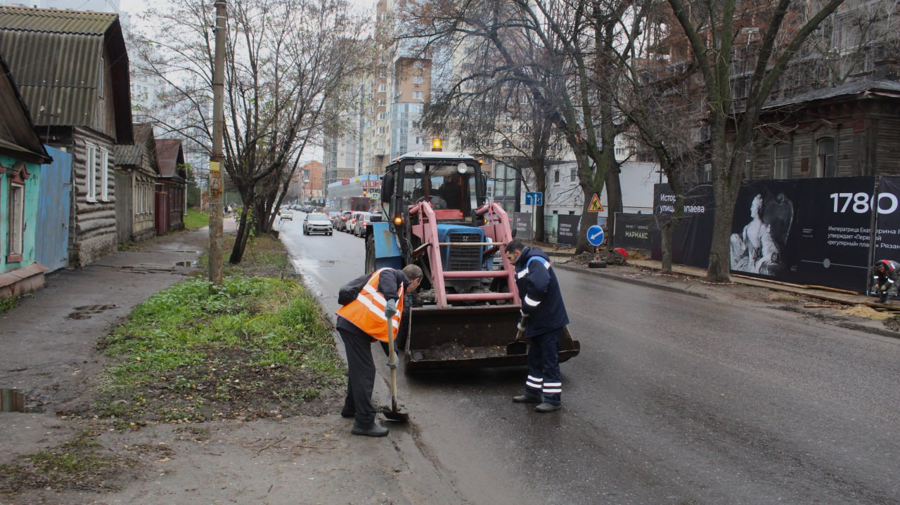 Днем 5 ноября в городе продолжаются сезонные работы по уборке и благоустройству территорий Днем 5 ноября в городе продолжаются сезонные работы по уборке и благоустройству территорий