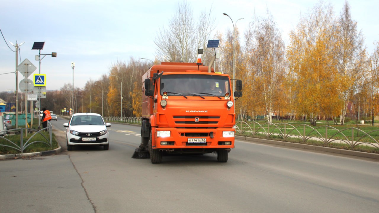 Днем 6 ноября в Рязани сотрудники ДБГ выполняли уборку дорог и тротуаров Днем 6 ноября в Рязани сотрудники ДБГ выполняли уборку дорог и тротуаров