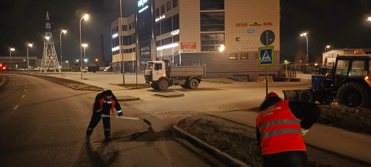 В ночь на 6 ноября подбор и вывоз грунтовых наносов выполняли на участках улиц Вокзальная (одна сторона), Высоковольтная (одна сторона), проезд Яблочкова (одна сторона) В ночь на 6 ноября подбор и вывоз грунтовых наносов выполняли на участках улиц Вокзальная (одна сторона), Высоковольтная (одна сторона), проезд Яблочкова (одна сторона)