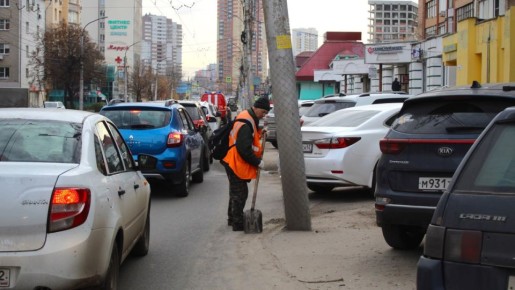 Днем 6 ноября в Рязани сотрудники ДБГ выполняли уборку дорог и тротуаров