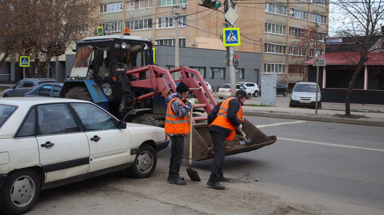 Днем 6 ноября в Рязани сотрудники ДБГ выполняли уборку дорог и тротуаров Днем 6 ноября в Рязани сотрудники ДБГ выполняли уборку дорог и тротуаров