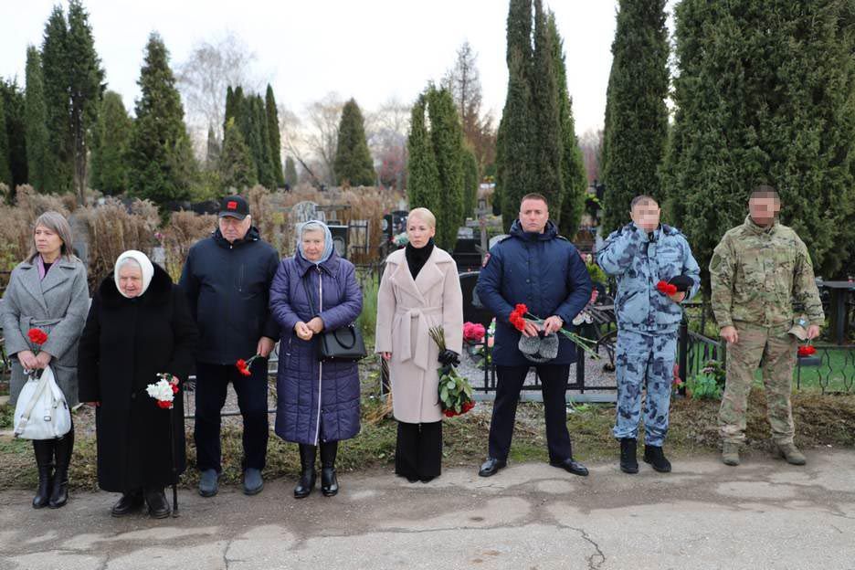 Начальник УМВД России по Рязанской области Владимир Алай на Аллее Героев возложил цветы к мемориалу в честь сотрудников органов внутренних дел, погибших при выполнении служебных обязанностей
