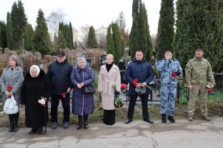 Начальник УМВД России по Рязанской области Владимир Алай на Аллее Героев возложил цветы к мемориалу в честь сотрудников органов внутренних дел, погибших при выполнении служебных обязанностей