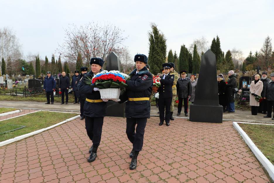 Начальник УМВД России по Рязанской области Владимир Алай на Аллее Героев возложил цветы к мемориалу в честь сотрудников органов внутренних дел, погибших при выполнении служебных обязанностей Начальник УМВД России по Рязанской области Владимир Алай на Аллее Героев возложил цветы к мемориалу в честь сотрудников органов внутренних дел, погибших при выполнении служебных обязанностей
