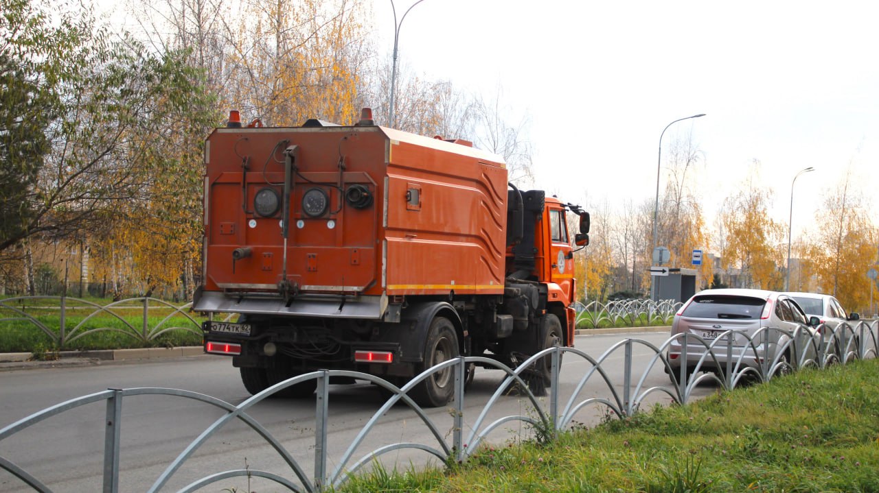 Днем 6 ноября в Рязани сотрудники ДБГ выполняли уборку дорог и тротуаров Днем 6 ноября в Рязани сотрудники ДБГ выполняли уборку дорог и тротуаров