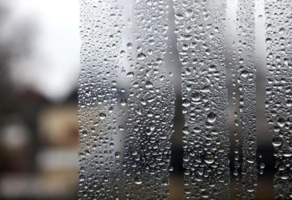 Как избавиться от навязчивого конденсата на окнах этой зимой: советы от специалистов