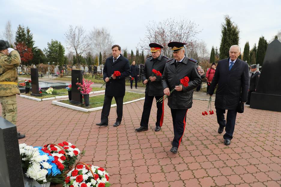 Начальник УМВД России по Рязанской области Владимир Алай на Аллее Героев возложил цветы к мемориалу в честь сотрудников органов внутренних дел, погибших при выполнении служебных обязанностей Начальник УМВД России по Рязанской области Владимир Алай на Аллее Героев возложил цветы к мемориалу в честь сотрудников органов внутренних дел, погибших при выполнении служебных обязанностей