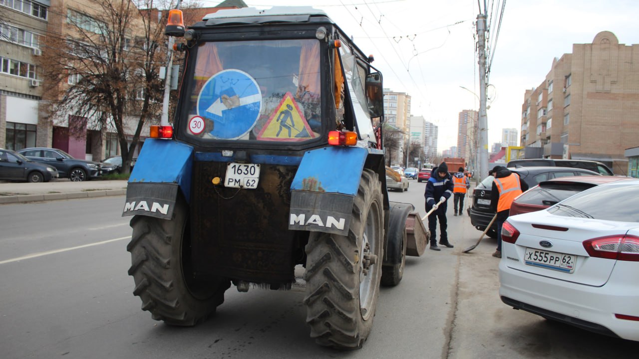 Днем 6 ноября в Рязани сотрудники ДБГ выполняли уборку дорог и тротуаров Днем 6 ноября в Рязани сотрудники ДБГ выполняли уборку дорог и тротуаров