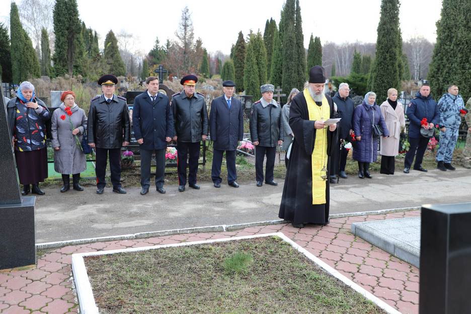 Начальник УМВД России по Рязанской области Владимир Алай на Аллее Героев возложил цветы к мемориалу в честь сотрудников органов внутренних дел, погибших при выполнении служебных обязанностей Начальник УМВД России по Рязанской области Владимир Алай на Аллее Героев возложил цветы к мемориалу в честь сотрудников органов внутренних дел, погибших при выполнении служебных обязанностей
