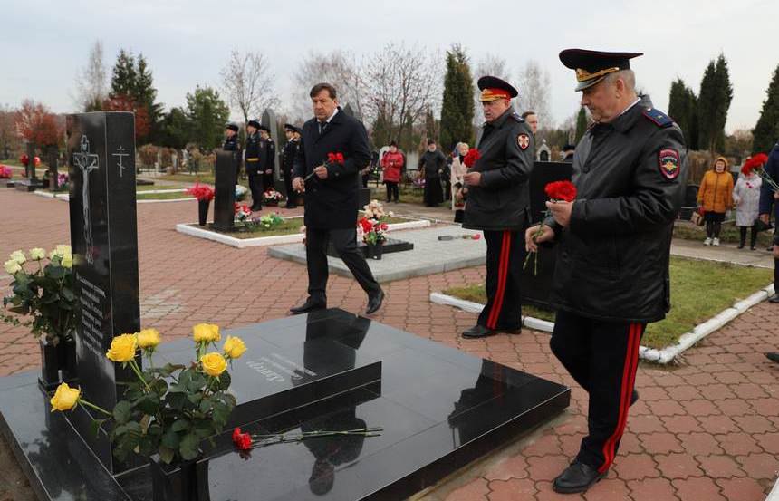 Начальник УМВД России по Рязанской области Владимир Алай на Аллее Героев возложил цветы к мемориалу в честь сотрудников органов внутренних дел, погибших при выполнении служебных обязанностей Начальник УМВД России по Рязанской области Владимир Алай на Аллее Героев возложил цветы к мемориалу в честь сотрудников органов внутренних дел, погибших при выполнении служебных обязанностей