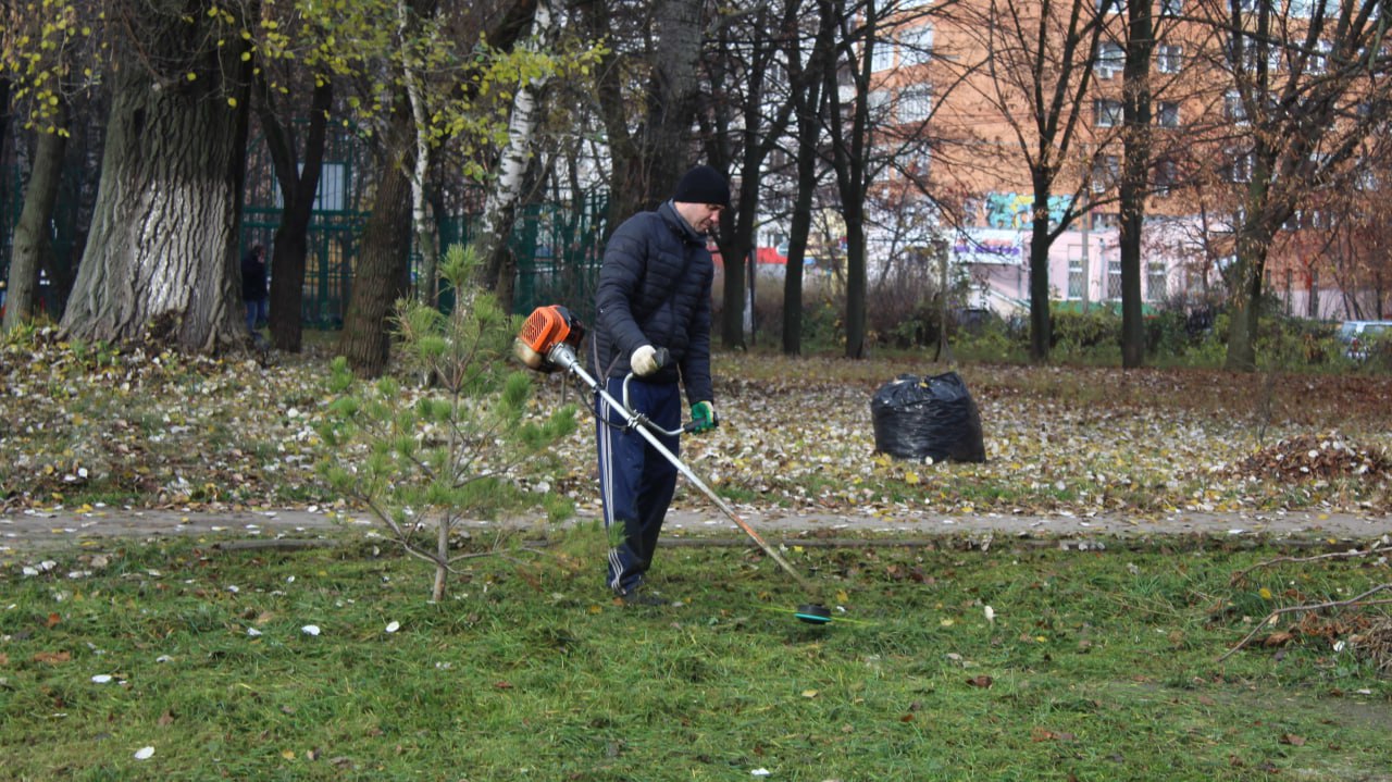 Днем 6 ноября в Рязани сотрудники ДБГ выполняли уборку дорог и тротуаров Днем 6 ноября в Рязани сотрудники ДБГ выполняли уборку дорог и тротуаров