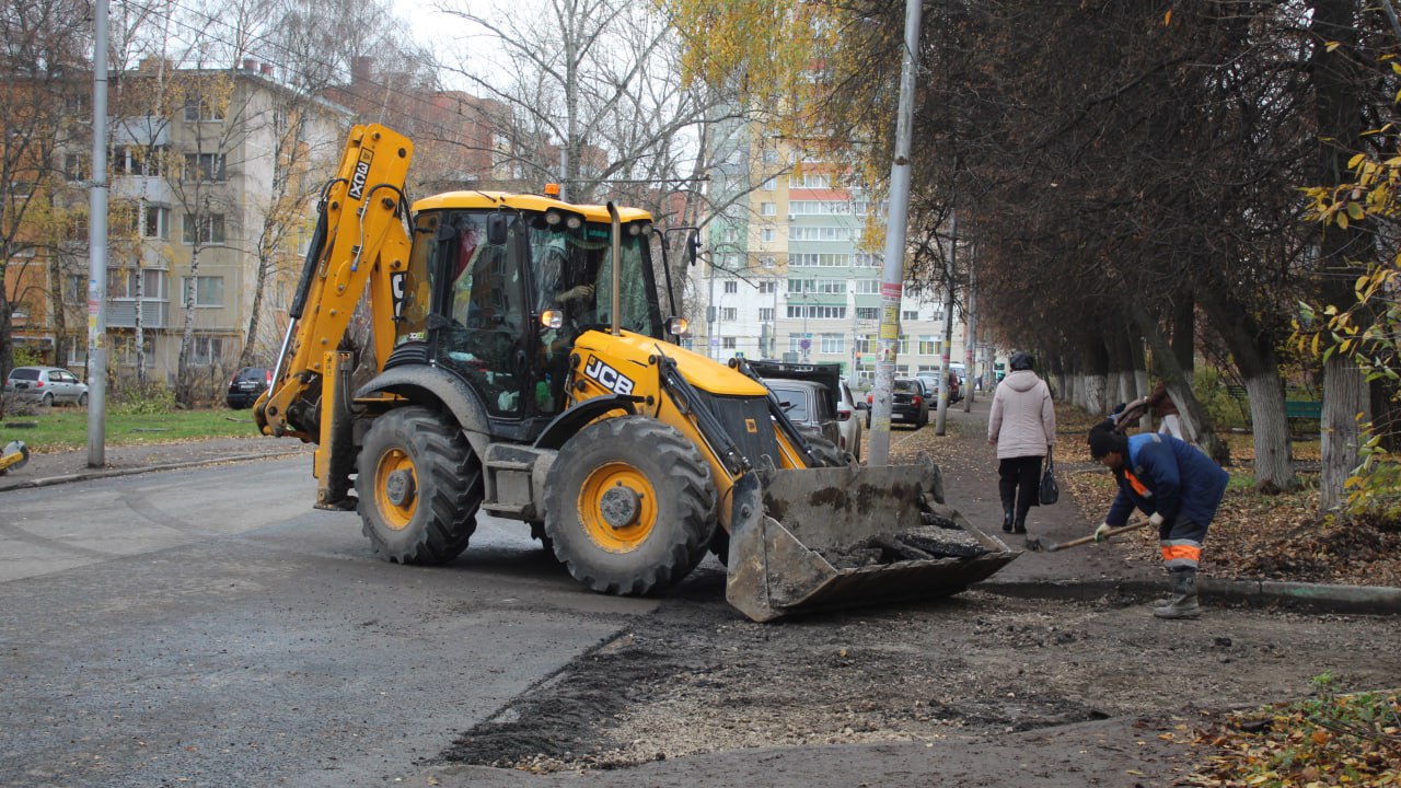 Днем 6 ноября в Рязани сотрудники ДБГ выполняли уборку дорог и тротуаров Днем 6 ноября в Рязани сотрудники ДБГ выполняли уборку дорог и тротуаров