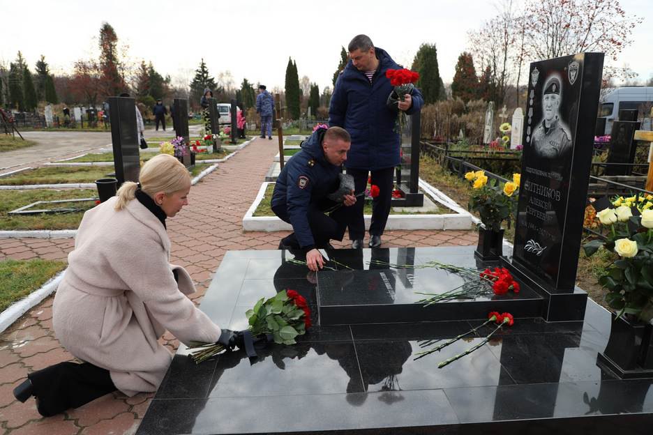 Начальник УМВД России по Рязанской области Владимир Алай на Аллее Героев возложил цветы к мемориалу в честь сотрудников органов внутренних дел, погибших при выполнении служебных обязанностей Начальник УМВД России по Рязанской области Владимир Алай на Аллее Героев возложил цветы к мемориалу в честь сотрудников органов внутренних дел, погибших при выполнении служебных обязанностей