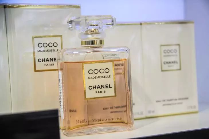 Больше, чем просто запястья: 6 точек нанесения парфюма, о которых вы не знали