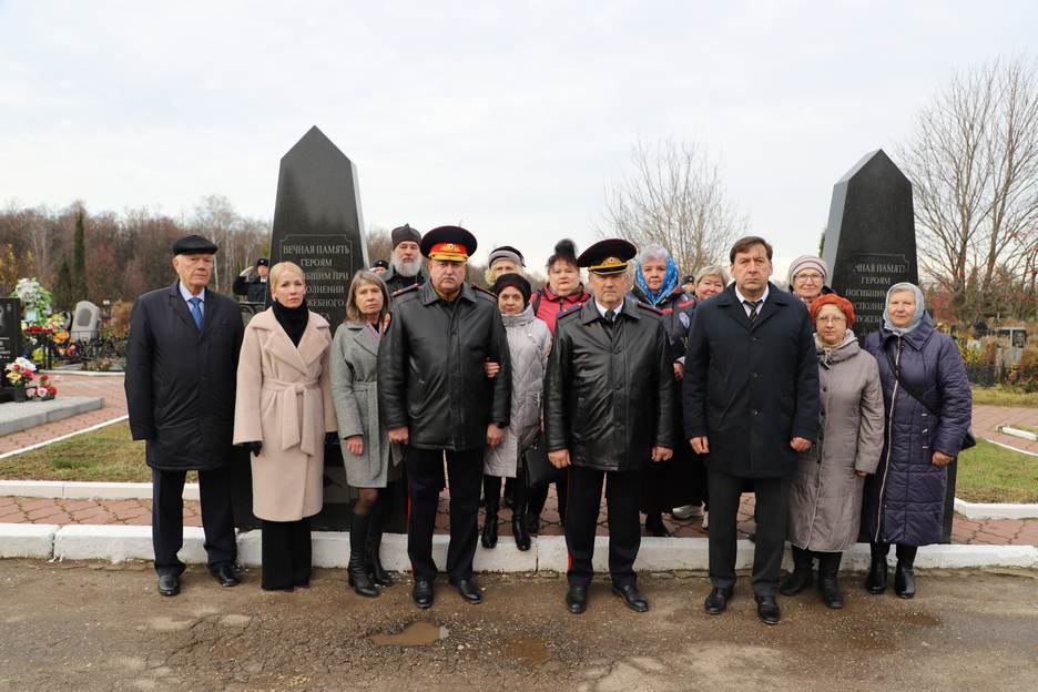 Начальник УМВД России по Рязанской области Владимир Алай на Аллее Героев возложил цветы к мемориалу в честь сотрудников органов внутренних дел, погибших при выполнении служебных обязанностей Начальник УМВД России по Рязанской области Владимир Алай на Аллее Героев возложил цветы к мемориалу в честь сотрудников органов внутренних дел, погибших при выполнении служебных обязанностей