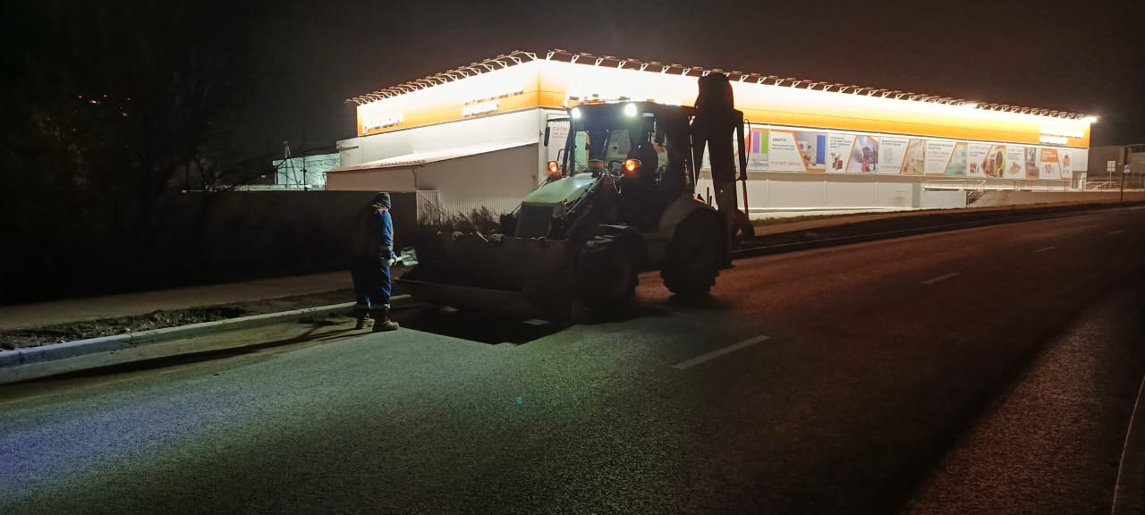 В ночь на 6 ноября подбор и вывоз грунтовых наносов выполняли на участках улиц Вокзальная (одна сторона), Высоковольтная (одна сторона), проезд Яблочкова (одна сторона) В ночь на 6 ноября подбор и вывоз грунтовых наносов выполняли на участках улиц Вокзальная (одна сторона), Высоковольтная (одна сторона), проезд Яблочкова (одна сторона)