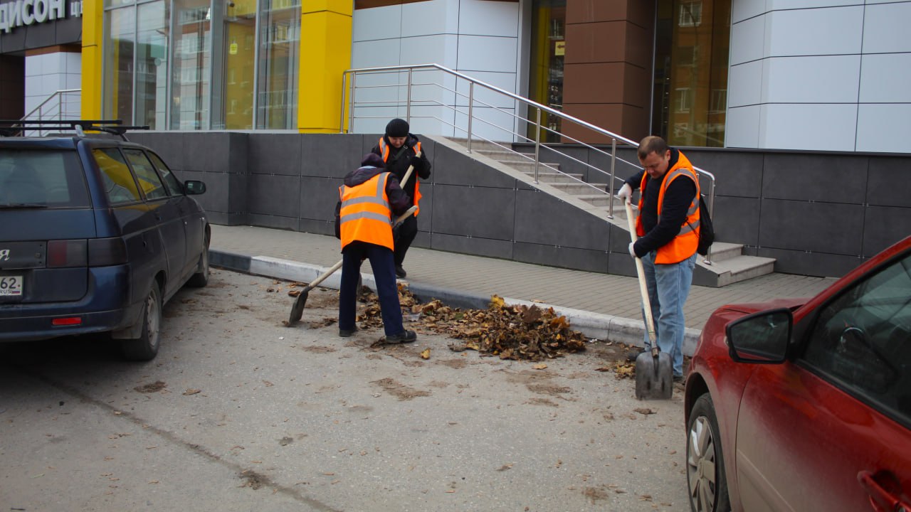 Днем 6 ноября в Рязани сотрудники ДБГ выполняли уборку дорог и тротуаров Днем 6 ноября в Рязани сотрудники ДБГ выполняли уборку дорог и тротуаров