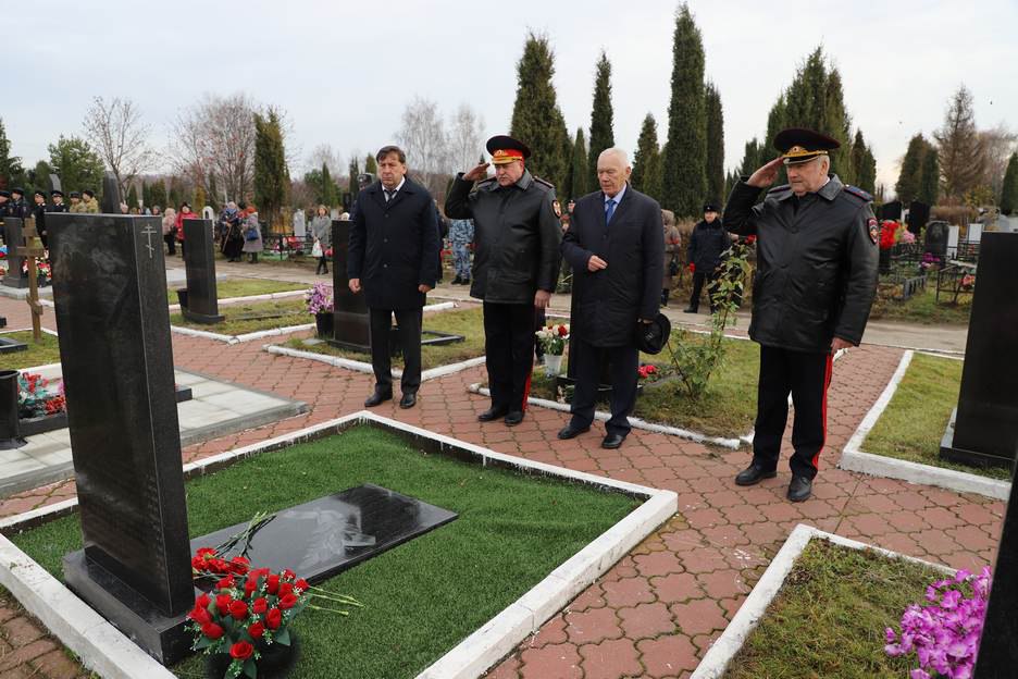 Начальник УМВД России по Рязанской области Владимир Алай на Аллее Героев возложил цветы к мемориалу в честь сотрудников органов внутренних дел, погибших при выполнении служебных обязанностей Начальник УМВД России по Рязанской области Владимир Алай на Аллее Героев возложил цветы к мемориалу в честь сотрудников органов внутренних дел, погибших при выполнении служебных обязанностей