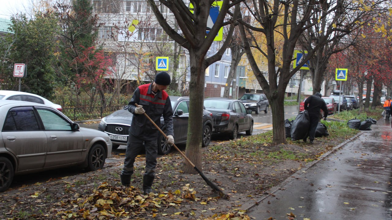 Днем 7 ноября благоустройство территорий выполняли на улицах Фрунзе, Костычева, Свободы, проезде Машиностроителей и других Днем 7 ноября благоустройство территорий выполняли на улицах Фрунзе, Костычева, Свободы, проезде Машиностроителей и других