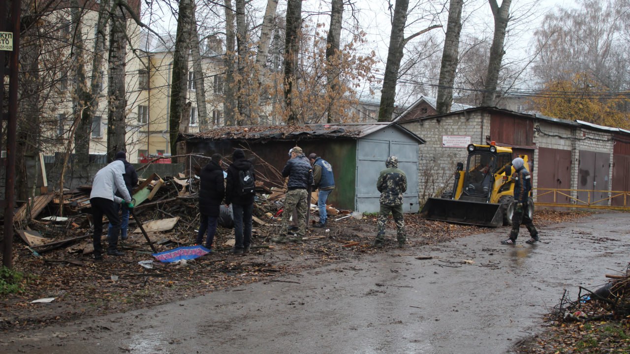Днем 7 ноября благоустройство территорий выполняли на улицах Фрунзе, Костычева, Свободы, проезде Машиностроителей и других Днем 7 ноября благоустройство территорий выполняли на улицах Фрунзе, Костычева, Свободы, проезде Машиностроителей и других